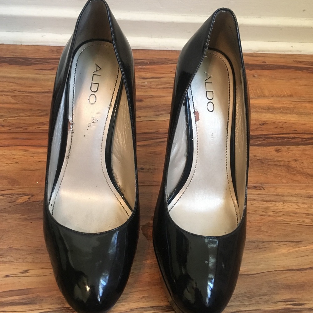 Also black shoes